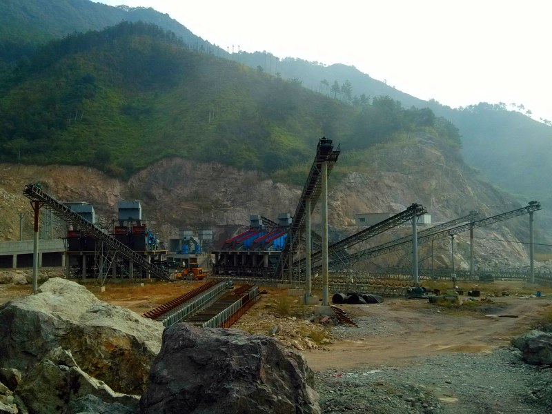 破碎篩分場(chǎng)地限制和基建難怎么辦？